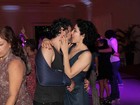 Letícia Sabatella troca beijos apaixonados com o namorado
