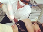Joana Machado apaga tatuagem com o nome do ex Adriano
