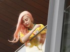 Lady Gaga aparece com camisa do Brasil na varanda de seu hotel