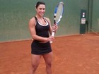 Gracyanne Barbosa faz aula de tênis e posta no Twitter