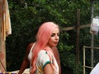 Lady Gaga faz a alegria das crianças da Comunidade do Cantagalo