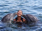 Juliana Paes posa com dois golfinhos nas Ilhas Cayman