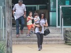 Vanessa Giácomo deixa academia com os filhos