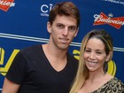 Após recepção calorosa, Dani Winits leva namorado a baile charme no Rio