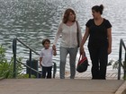Renata Sorrah curte programa em família com a filha e o neto