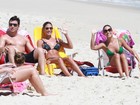 Gêmeas do nado curtem praia no Rio e confundem paparazzi