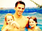 Namorado se diverte com os filhos de Danielle Winits em piscina