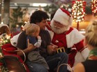 Felipe Camargo leva o filho para ver Papai Noel em shopping