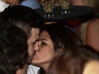Antonia Morais beija o namorado em evento em São Paulo