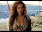 Sem maquiagem, Beyoncé exibe o decote em foto de biquíni