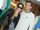 Danielle Winits faz compras com o namorado no Rio