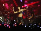 Rihanna mostra a barriguinha em show no México