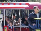 Sandra Bullock e Camila Alves levam os filhos para passear em trenzinho