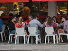 Flávia Alessandra almoça com a família no Rio