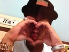Pra quem será? Neymar faz biquinho e coração em foto na internet