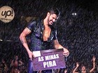 Sob chuva, Gusttavo Lima faz show com a camisa molhada em Palmas
