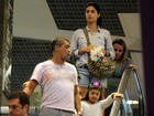 Em meio a crise no casamento, Romário vai a shopping com a mulher