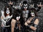 Vocalista do Kiss vai 'voar' sobre o público durante show no Rio