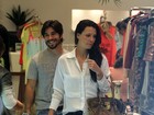 Maridão paciente: Camila Rodrigues faz compras com o amado a tiracolo