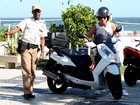 José Loreto quase tem a moto rebocada em praia do Rio