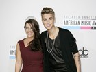 Com namoro em crise, Justin Bieber vai a premiação ao lado da mãe