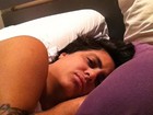 Doente, Thammy Miranda posta foto com cara de sono em rede social