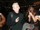 Miley Cyrus ignora fã histérica em aeroporto