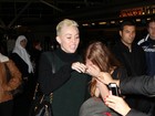 Miley Cyrus atende fã, mas se irrita com paparazzo