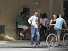 André Gonçalves bate papo com amigos em calçada no Rio