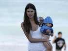 Top brasileira Michelle Alves passeia em praia com o filho caçula