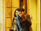 Em Roma com Mila Kunis, Ashton Kutcher se irrita com paparazzo