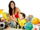 Daniela Cavalieri, mulher do goleiro do Fluminense, posa com o filho Enzo em sua casa, no Rio
