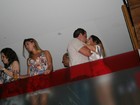 Ex-BBB Anamara beija muito em show em Salvador