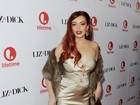 Ruiva, Lindsay Lohan vai a estreia com vestido que salienta barriguinha