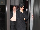 Toda coberta, Rihanna deixa hotel em Nova York