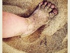 Grazi Massafera posta fotos do pezinho da filha na areia