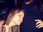 Cristiana Oliveira faz carinho na barriga de grávida da filha