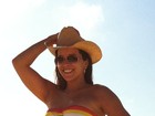 Renata Santos curte praia com biquíni da cor do arco-íris