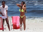 Após exibir celulites, Nicole Bahls vai à praia novamente no Rio