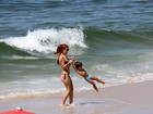 Mariah Rocha curte praia com o filho no Rio