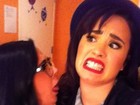 Demi Lovato posa para foto fazendo careta