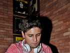 Daniel Rocha toca como DJ em festa no Rio de Janeiro