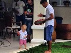 Neymar faz churrasco e curte pagode com o filho