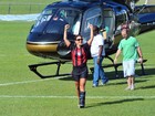 Ivete Sangalo chega de helicóptero a jogo de futebol