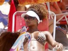 Ex-BBB Jaqueline usa microbiquíni em dia de praia no Rio