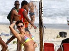 Renata Molinaro toma banho de chuveirinho e exibe corpão em praia
