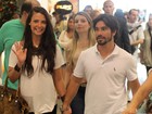 Camila Rodrigues vai às compras com o marido no Rio