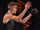 Com os braços à mostra, Justin Bieber se apresenta no Canadá
