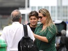 Daniel Rocha posa com fã em aeroporto