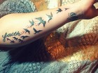 Demi Lovato exibe nova tatuagem para fãs em rede social